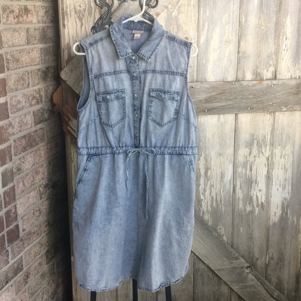 Cute sleeveless Levi dress!! Perfect for summer.